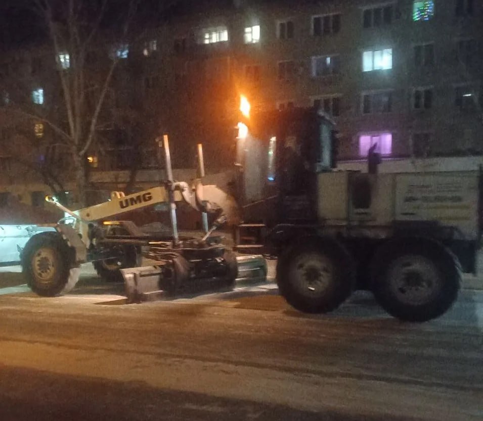 В Белогорске снег убирают даже ночью