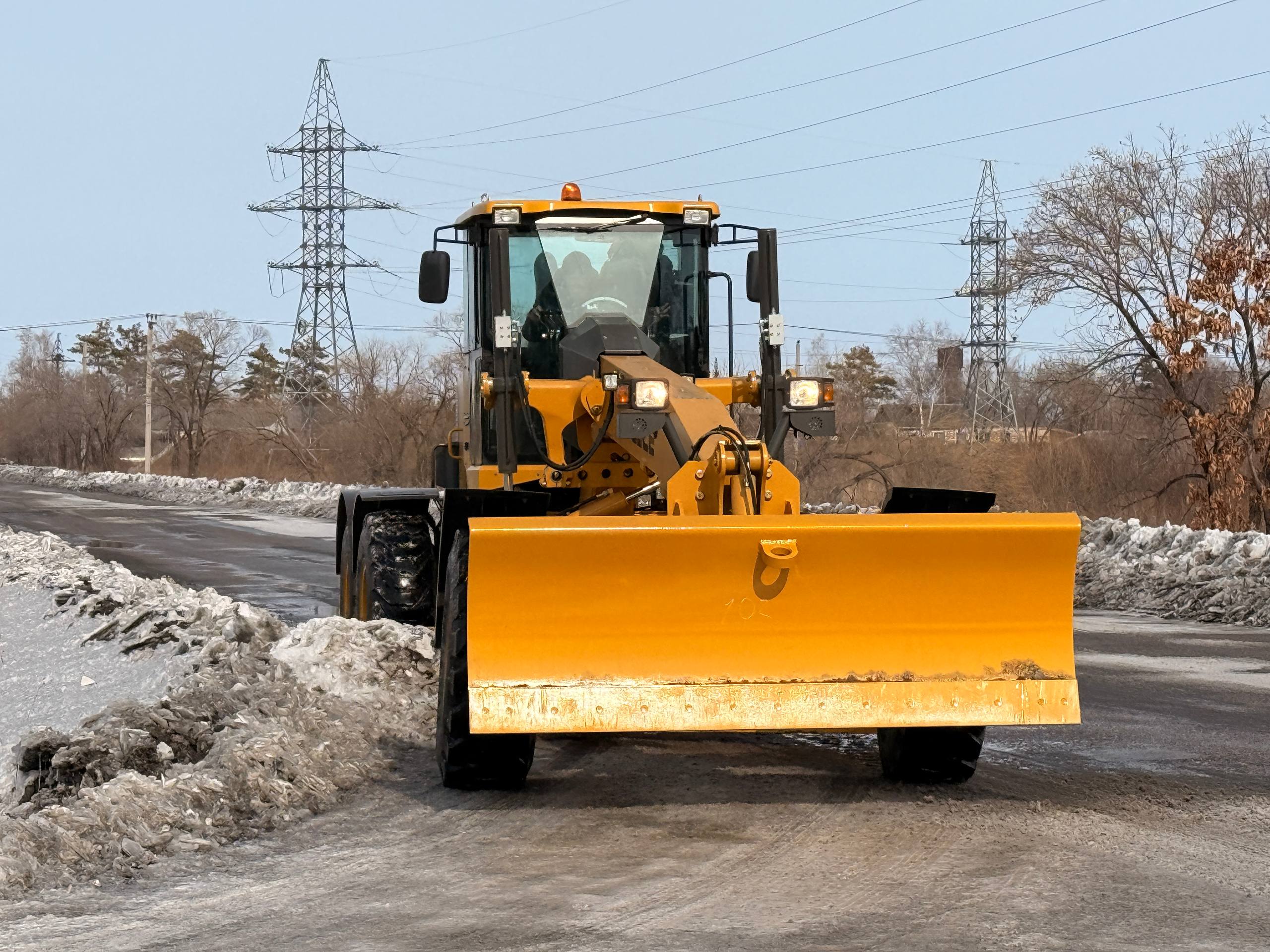 На улицы Белогорска вышел новый грейдер